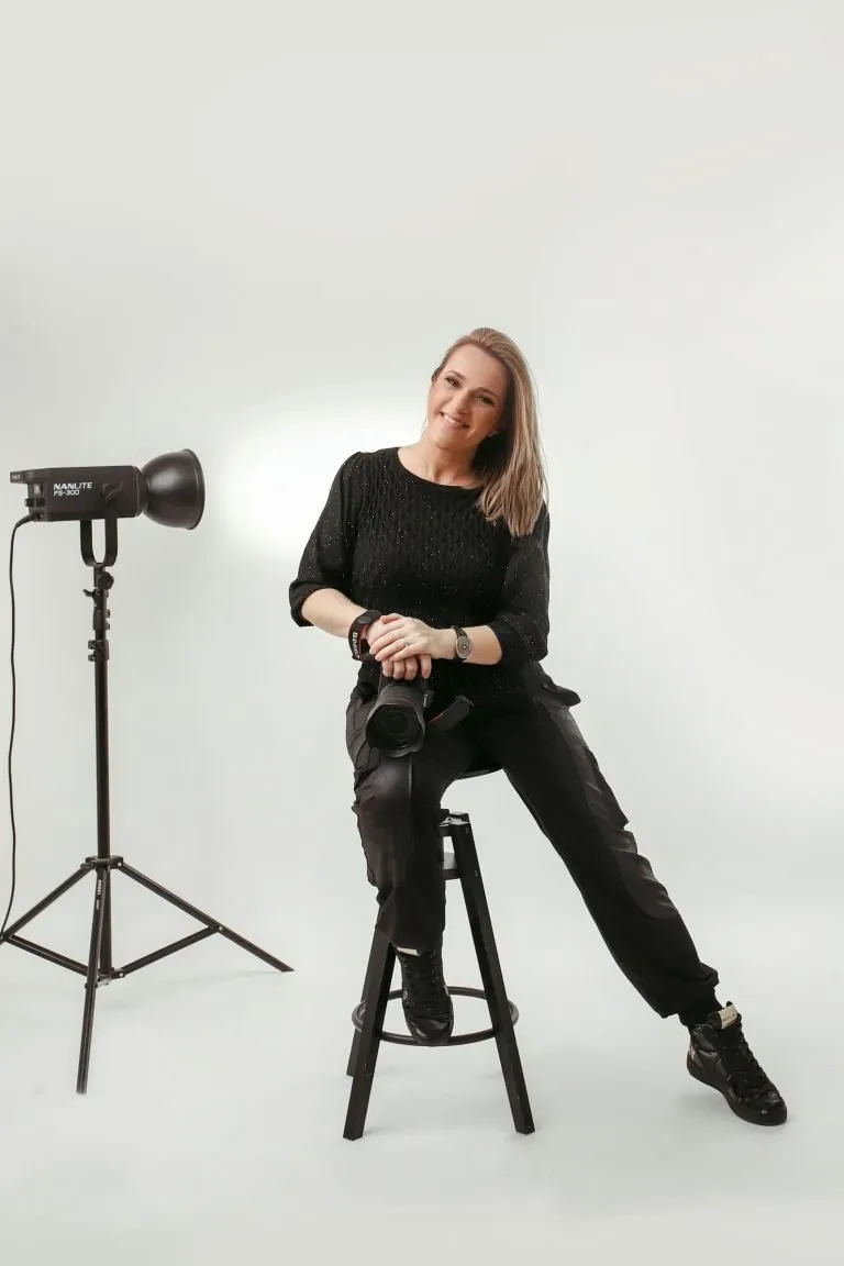Jelena, fotografkinja studija Devine, u radu s bebicom